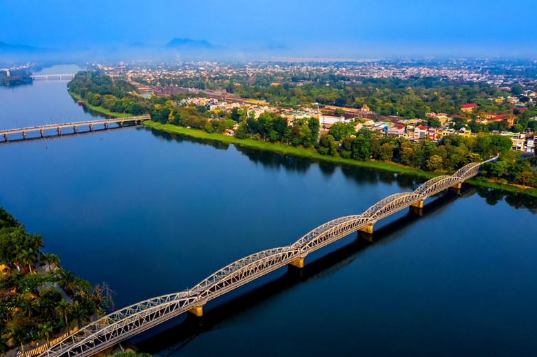 Sông Hương với dòng nước trong xanh và êm đềm là biểu tượng của thành phố Huế. Du khách có thể tham gia các tour du thuyền trên sông Hương để ngắm cảnh và thưởng thức các tiết mục ca Huế truyền thống.