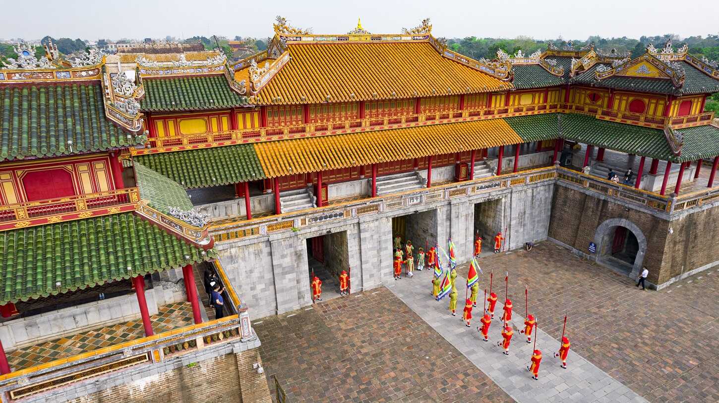 Đại Nội Huế là quần thể di tích lịch sử nổi tiếng với kiến trúc cổ kính và tráng lệ. Đây là nơi các vị vua triều Nguyễn đã từng sinh sống và làm việc. Du khách có thể khám phá Cổng Ngọ Môn, Điện Thái Hòa, Cung Diên Thọ và nhiều công trình kiến trúc độc đáo khác.