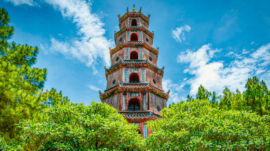 Chùa Thiên Mụ, nằm bên bờ sông Hương, là một trong những ngôi chùa cổ kính và linh thiêng nhất của Huế. Ngôi chùa nổi tiếng với tháp Phước Duyên cao 7 tầng và các tượng Phật quý giá.