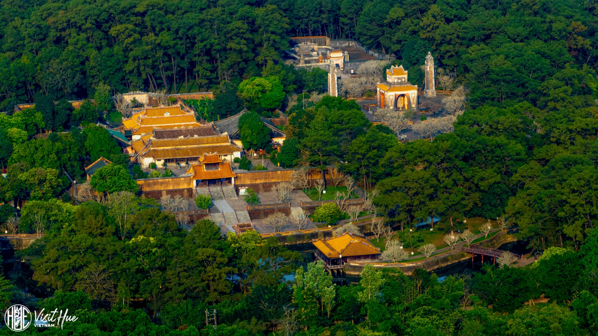 Lăng Tự Đức là một trong những lăng tẩm đẹp nhất của các vị vua triều Nguyễn. Với kiến trúc tinh xảo và không gian yên bình, đây là nơi lý tưởng để du khách tìm hiểu về lịch sử và văn hóa của Huế.