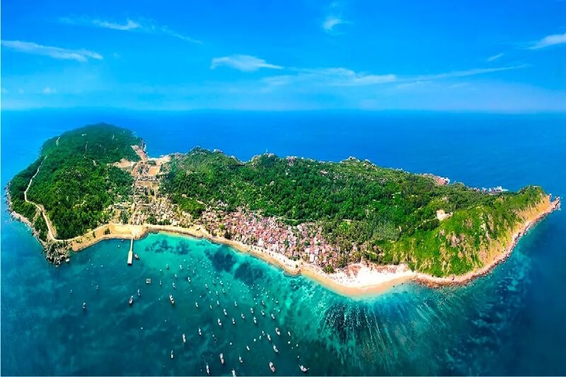 Cù Lao Chàm là địa điểm du kịch đà nẵng không thể bỏ qua với thiên đường nhiệt đới với bờ biển cát trắng và thảm xanh thiên nhiên. Đây là địa điểm lý tưởng cho các hoạt động bơi lội, lặn ngắm san hô và tham quan di tích lịch sử.