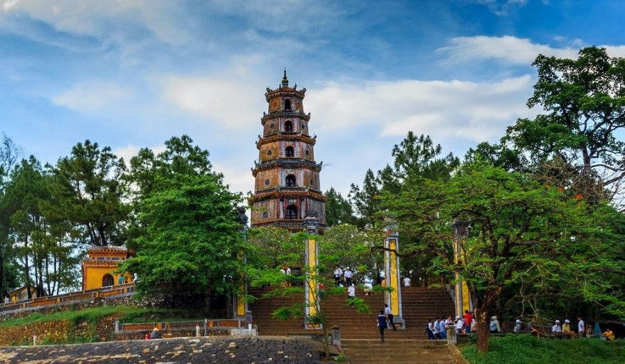 Khám phá chùa Thiên Mụ trong chuyến tour Huế 1 ngày