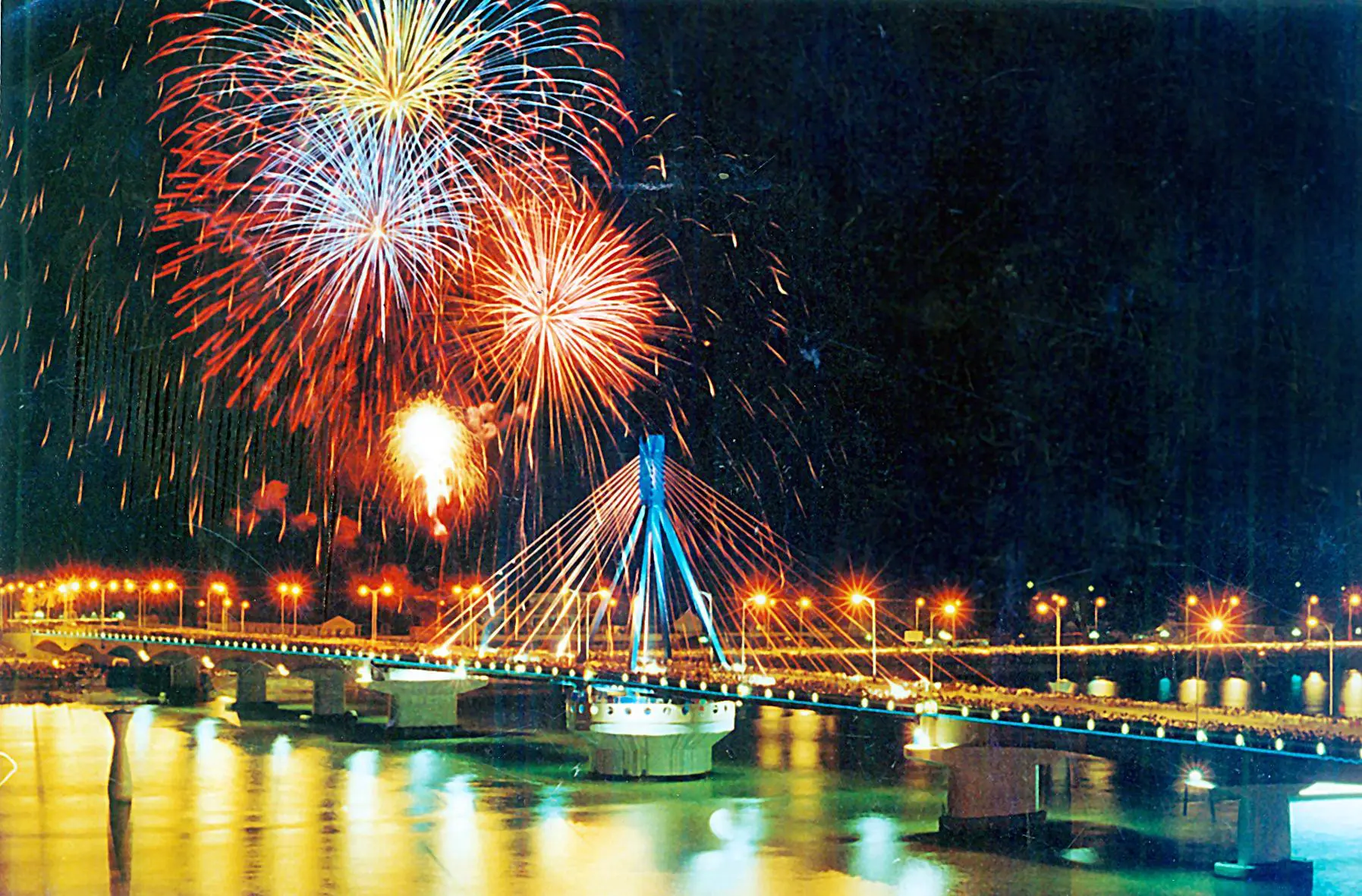 Cầu Đà Nẵng địa điểm xem bắn pháo hoa kết Nối Nghệ Thuật Trên Mọi Góc Cạnh.