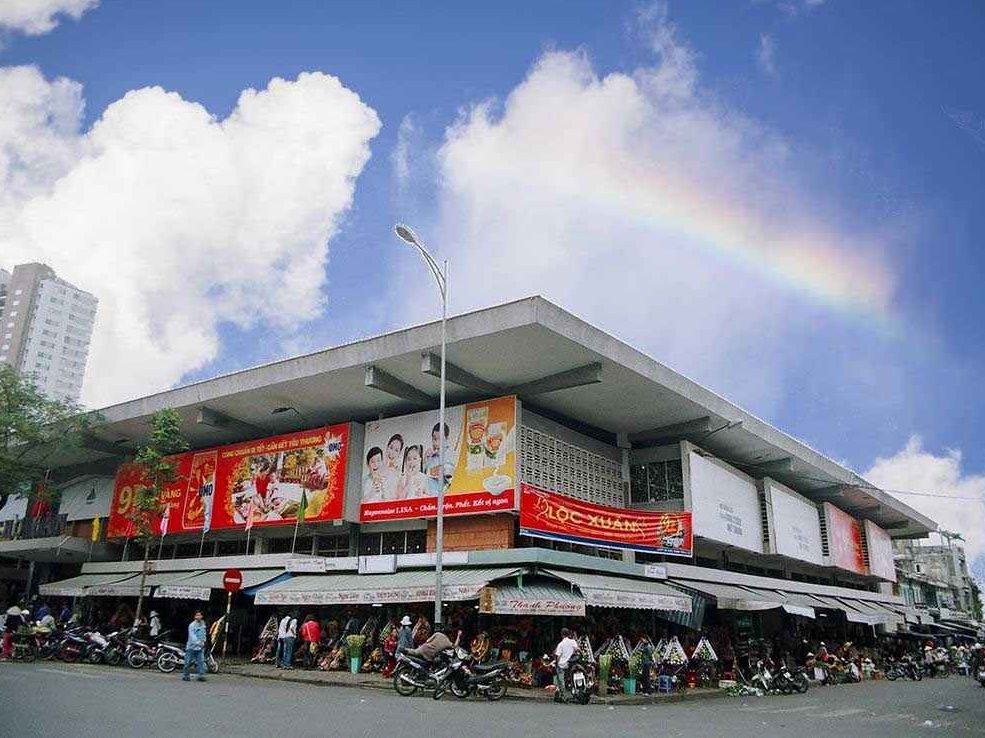 Nằm tại số 119, đường Trần Phú, quận Hải Châu, Chợ Hàn là thánh địa mua sắm với hàng hóa đa dạng, giá cả hợp lý và chất lượng đảm bảo. 