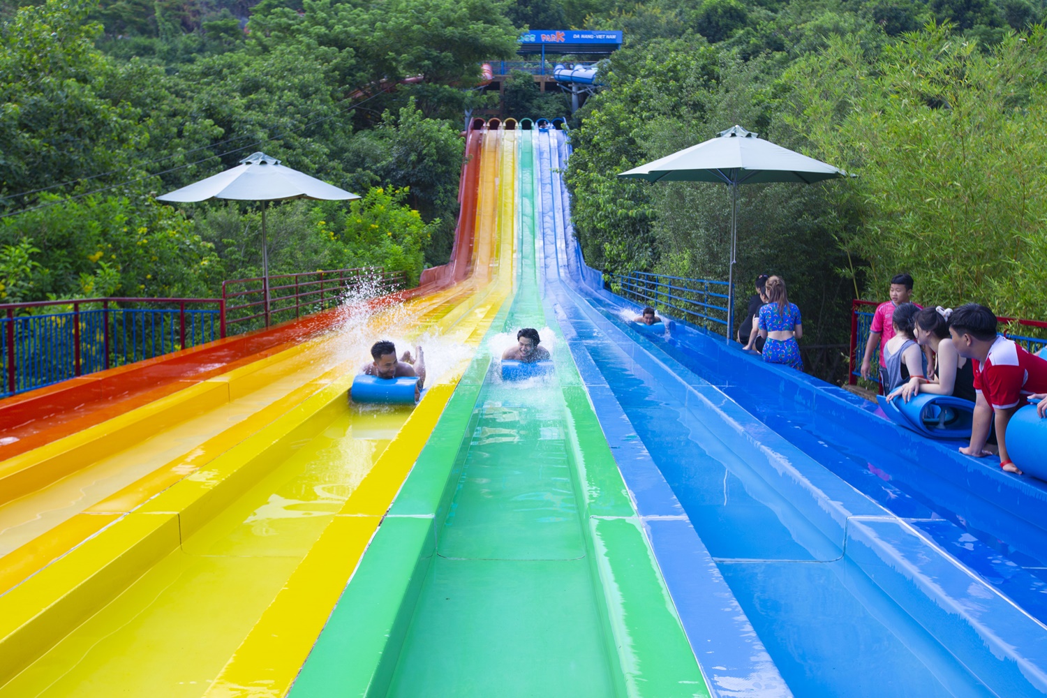 Đường trượt Cầu Vồng tại Núi Thần Tài Đà Nẵng