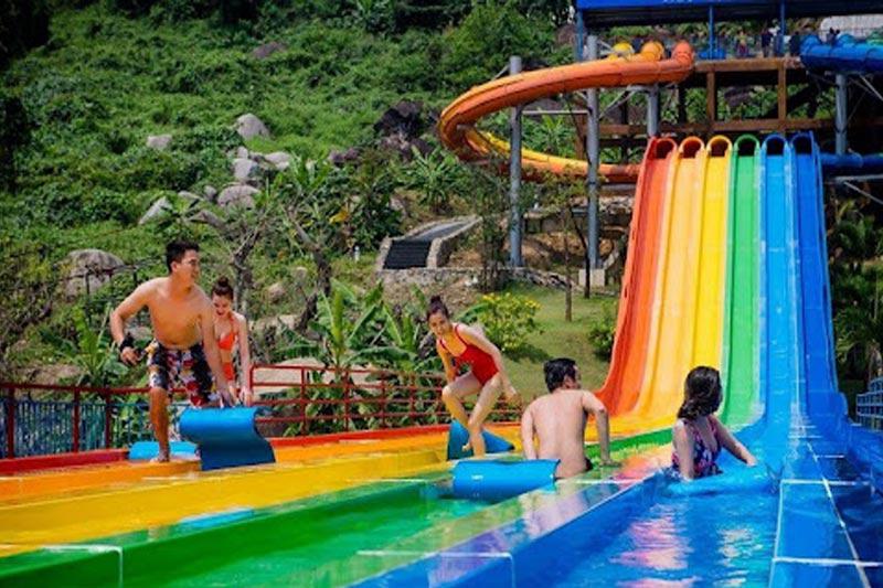 Đường trượt cầu vồng tại Núi Thần Tài