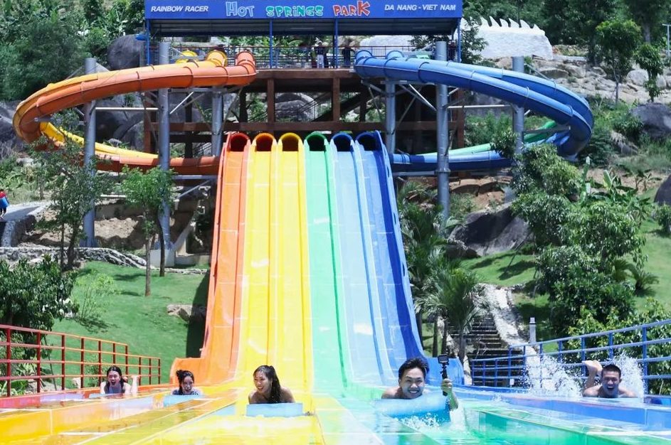 Công viên nước tại Núi Thần Tài là nơi bạn có thể tham gia các trò chơi nước đa dạng và hấp dẫn. Với các hồ bơi, đường trượt nước và bể tạo sóng, công viên nước là điểm đến không thể bỏ qua cho mọi du khách.
