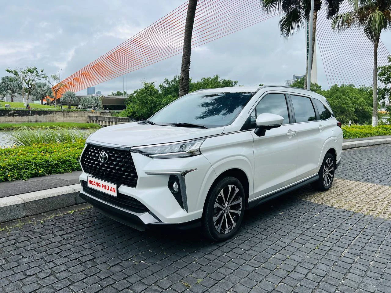 Dịch vụ cho thuê xe tự lái 7 chỗ TOYOTA VELOZ của Hoàng Phú An