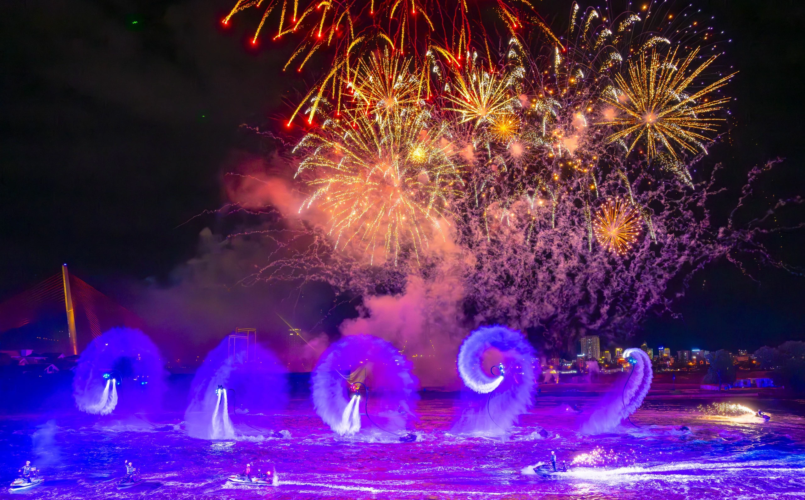 Bữa tiệc ánh sáng show Symphony of River tại Danang Downtown