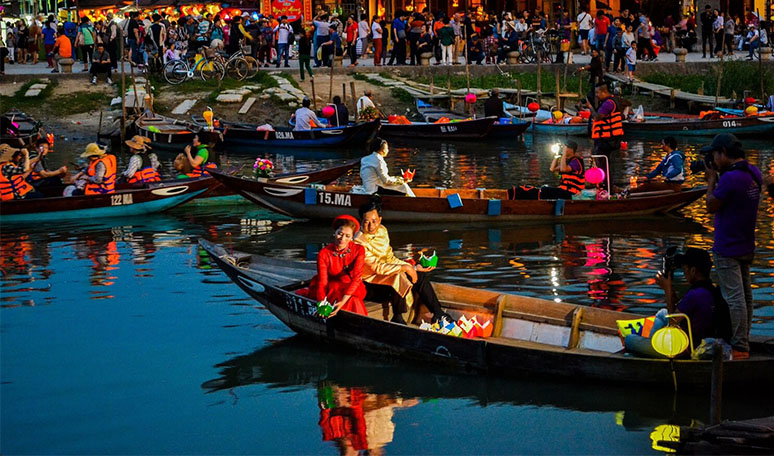 hoạt động thả đèn hoa đăng trên sông Hoài Hội An