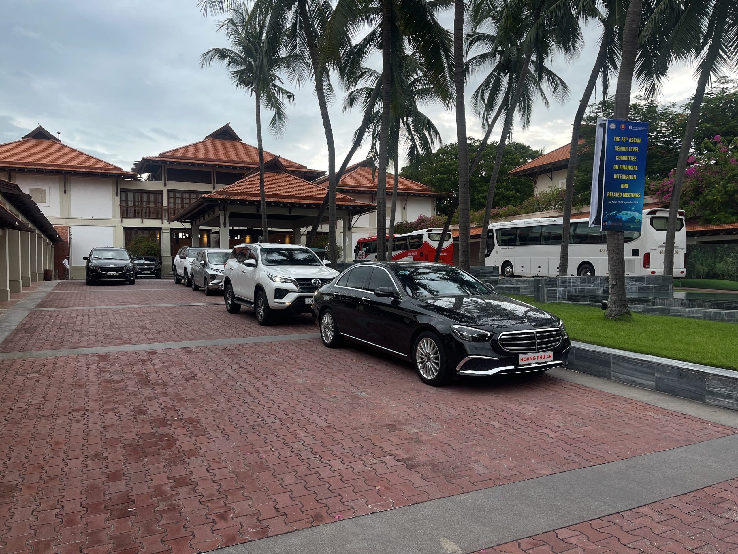 Xe Mercedes đưa đón resort