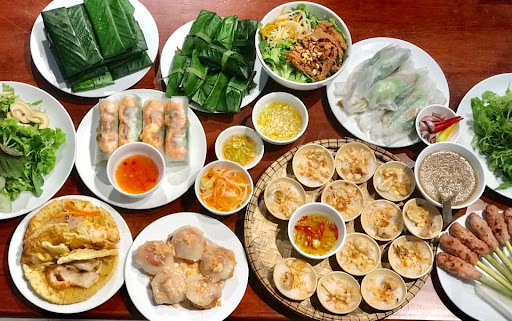 https://hoangphuan.com/wp-content/uploads/2024/10/banh-hue.jpg