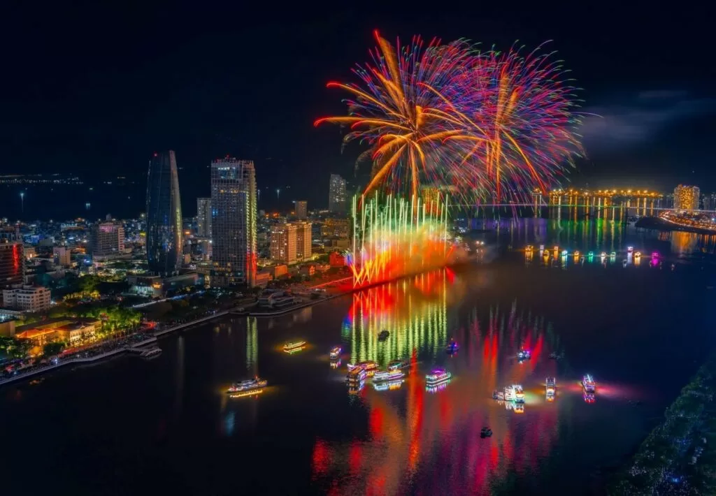 Mỗi mùa hè, Đà Nẵng lại trở thành tâm điểm với lễ hội pháo hoa quốc tế bên sông Hàn. Năm 2026, sự kiện DIFF 2026 tiếp tục quay trở lại với quy mô lớn hơn, thời gian kéo dài hơn và đặc biệt là bảng giá vé pháo hoa DIFF 2026 đã chính thức được công bố.